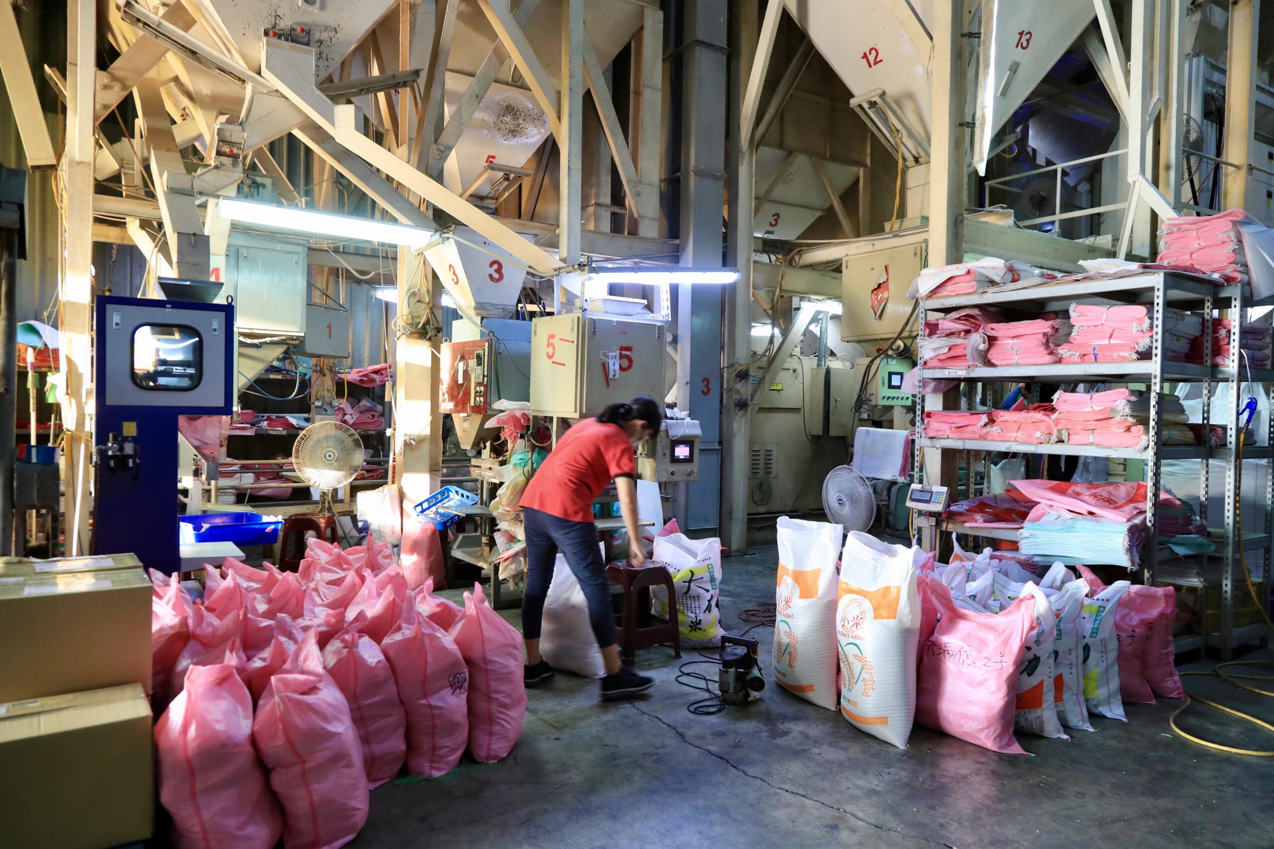 012弘昌碾米廠不時可見稻米輾米與包裝作業，除了瞭解稻米生產流程，並可見金屬檢測儀等多樣智慧機械008